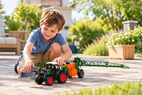 Duży traktor z ładowaczem czołowym TUR i przyczepą - opryskiwacz MAŁY FARMER 2