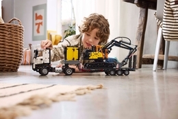 Klocki LEGO TECHNIC Ciężarówka Volvo FMX i koparka EC230 9