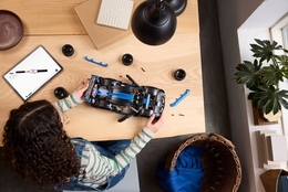 Klocki LEGO TECHNIC Samochód wyścigowy Porsche GT4 e-Performance 9