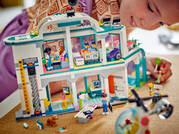 Klocki LEGO FRIENDS Szpital w mieście Heartlake 11