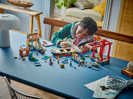 Klocki LEGO CITY Nadmorski port ze statkiem towarowym 9