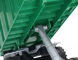 Duży traktor z przyczepą  6