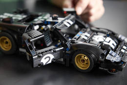 Klocki LEGO TECHNIC Samochód wyścigowy 1966 Ford GT40 MKII 7