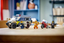Klocki LEGO CITY Furgonetka policyjnego konwoju więziennego 6