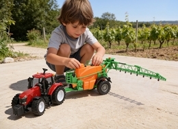 Mega duży traktor z przyczepą - opryskiwacz MAŁY FARMER 7