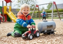 Mega duży traktor z przyczepą - beczkowóz MAŁY FARMER 11