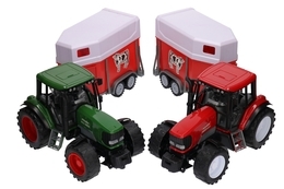 Duży traktor z przyczepą  do przewozu konia  8