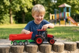 Traktor z przyczepą wywrotką 9