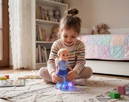 Lalka na rolkach SKATING GIRL sama jeździ 2