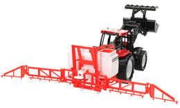 Traktor z opryskiwaczem i łyżką 1